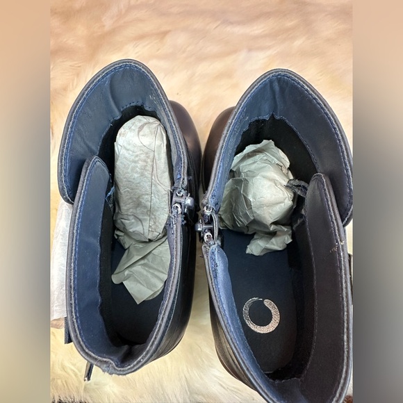 Journee Collection Women’s Strap Stacked Heeled Booties Sz11 - Picture 2 of 9